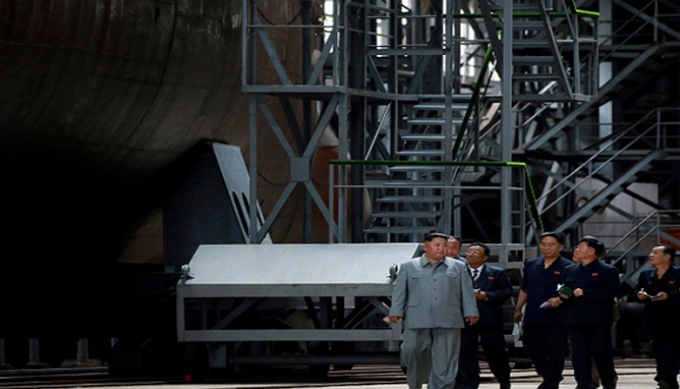زعيم كوريا الشمالية خلال زياة أحد المصانع العسكرية - رويترز 