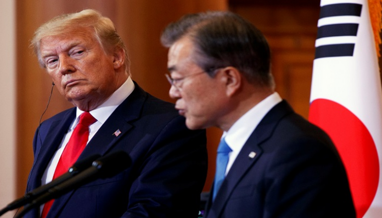 الرئيس الأمريكي دونالد ترامب ونظيره الرئيس الكوري الجنوبي - رويترز 
