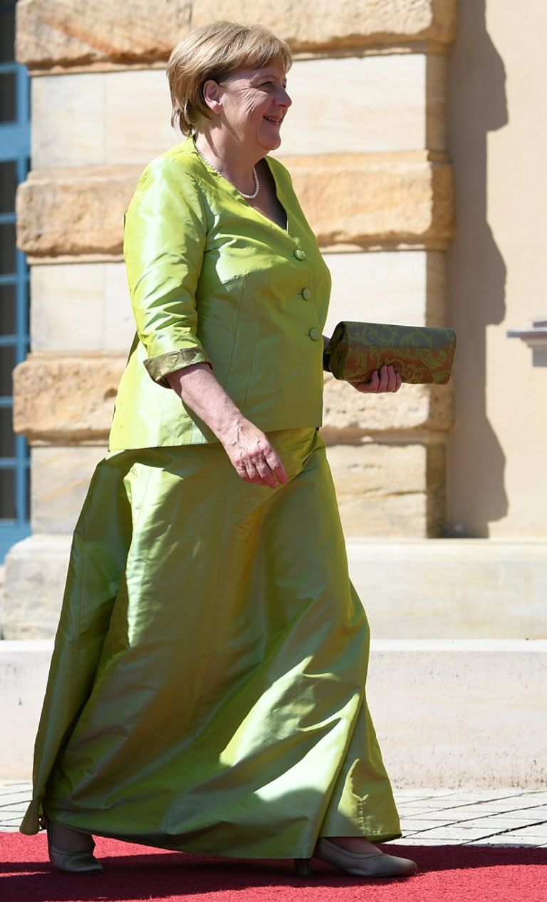 ميركل بملابس زاهية في مهرجان موسيقي