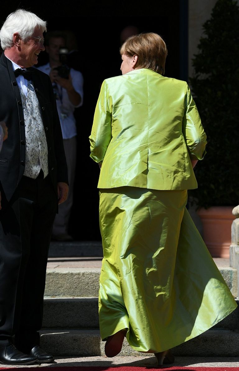 ميركل بملابس زاهية في مهرجان موسيقي