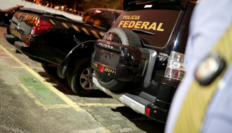 المسلحون استخدموا شاحنة سوداء تحمل شعارات تشبه شعارات الشرطة