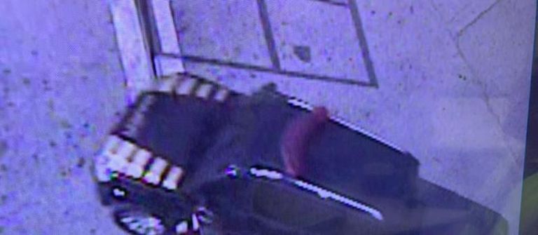 المسلحون استخدموا شاحنة سوداء تحمل شعارات تشبه شعارات الشرطة