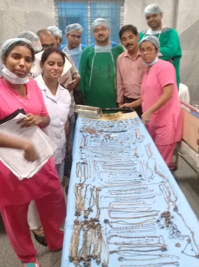 استخراج مجوهرات بـ66 ألف دولار من بطن امرأة