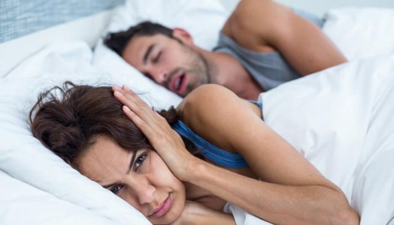 شخير الزوج يفقد المرأة 3 ساعات من نومها كل ليلة