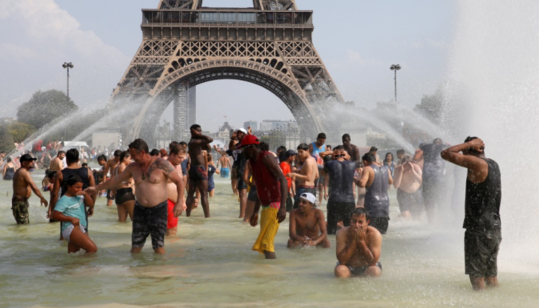باريس شهدت هطولا لأمطار مفاجئة وسط هتافات فرحة