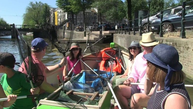 جولات "بلاستيك وايل" تندرج في كتيب أصدرته أمستردام