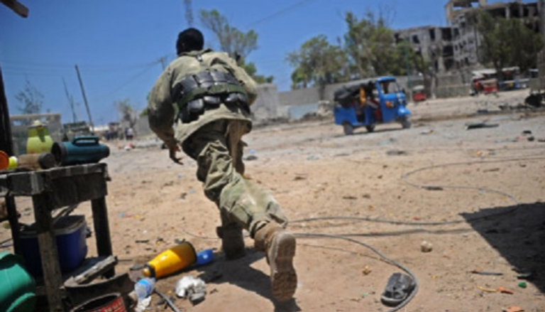 جندي صومالي يهرع خلال هجوم إرهابي - أرشيفية