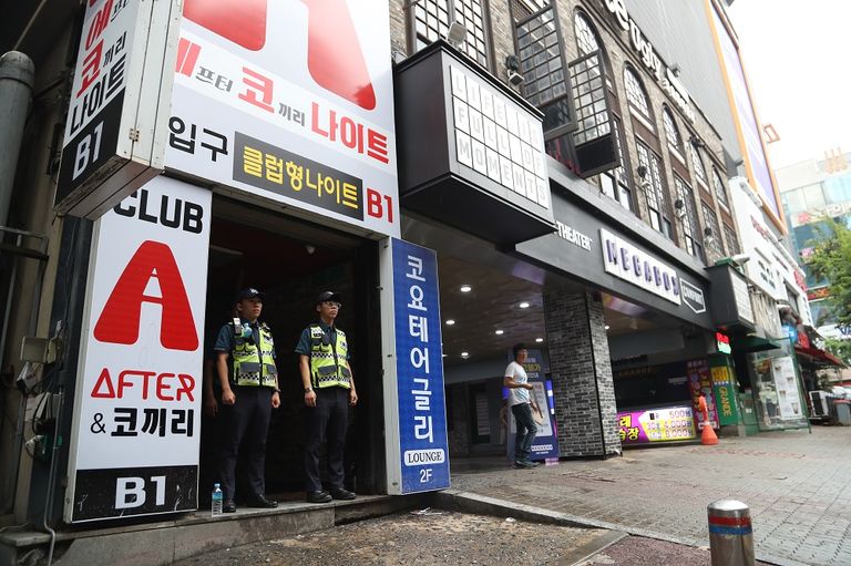 آثار انهيار شرفة الملهى الليلي