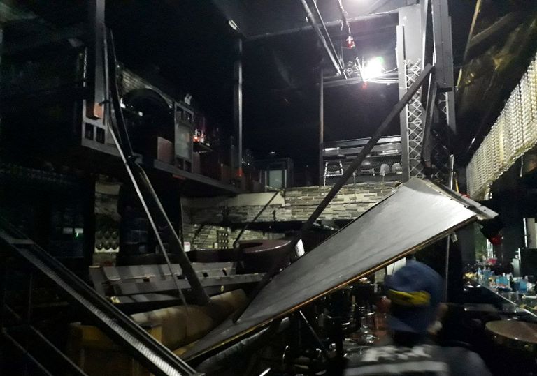 آثار انهيار شرفة الملهى الليلي