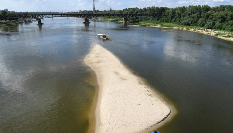 نهر فيستولا البولندي في أدنى مستوياته من المياه منذ سنوات