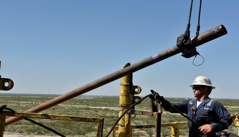 عامل حفر بمنصة نفطية بولاية تكساس الأمريكية - رويترز