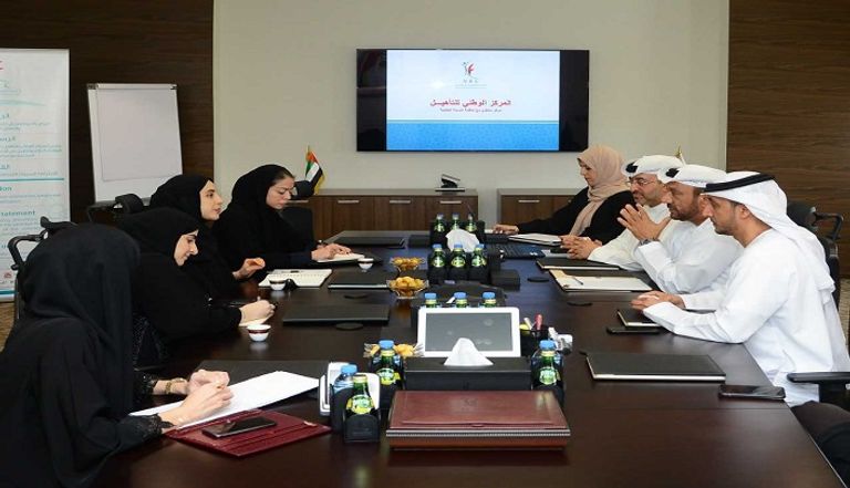 شما المزروعي أثناء زيارة المركز الوطني للتأهيل