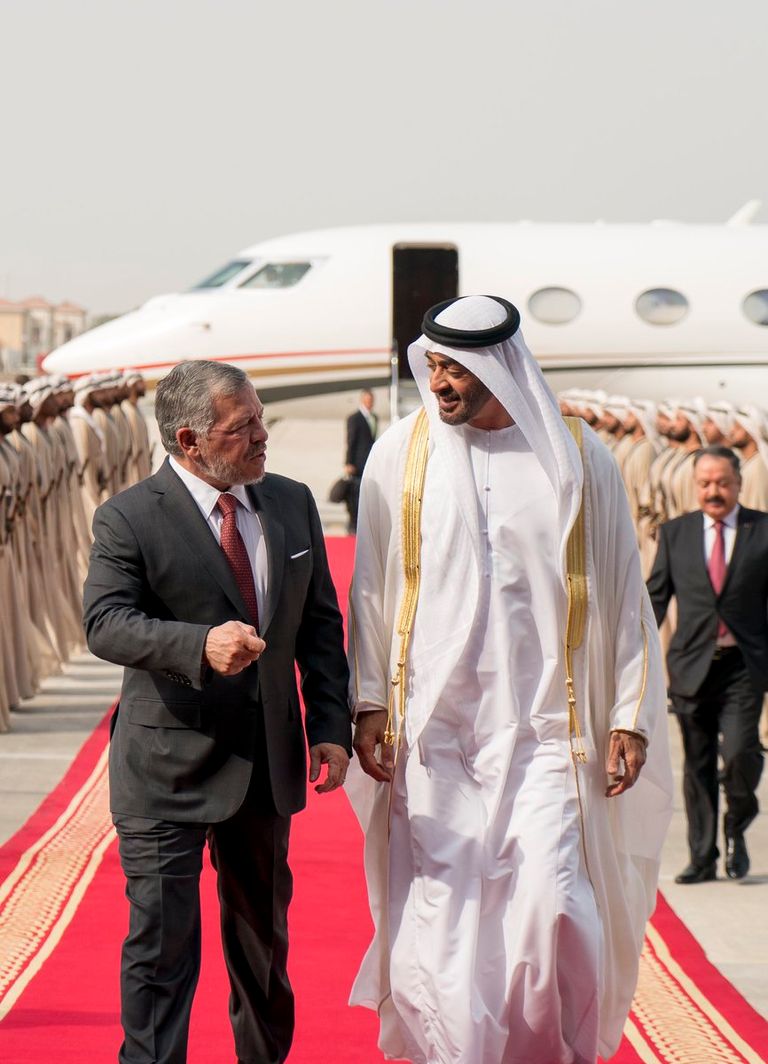 الشيخ محمد بن زايد آل نهيان خلال استقبال العاهل الأردني