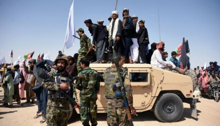 عناصر من طالبان وجنود أفغان أثناء وقف إطلاق النار في عيد الفطر