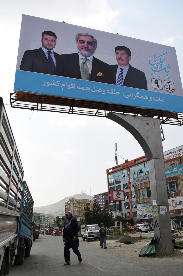 انطلاق حملة الانتخابات الرئاسية في أفغانستان لافتات تحمل صور المرشحين في الانتخابات الأفغانية