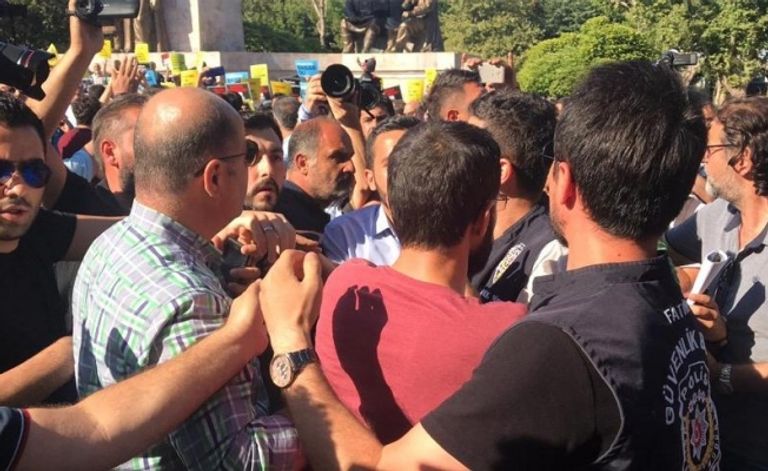 قوات الشرطة التركية تقمع مظاهرة السوريين