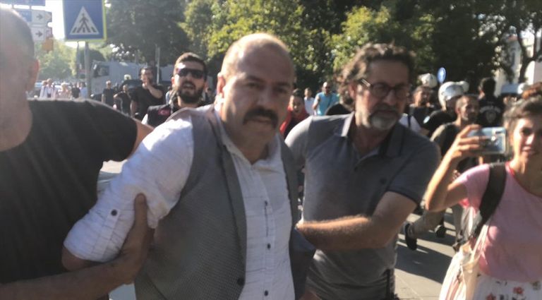 قوات الشرطة التركية تقمع مظاهرة السوريين