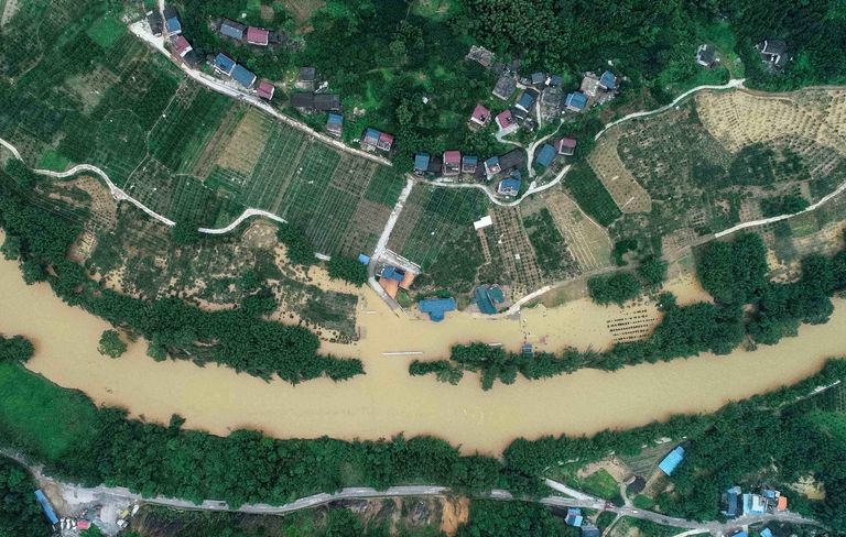 الأمطار الغزيرة أدت إلى انهيار سفح تل