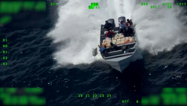 صورة من اعتراض خفر السواحل الأمريكي لمركب يحمل مخدرات