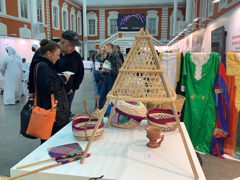 شعار أسبوع الشارقة في سانت بطرسبرج