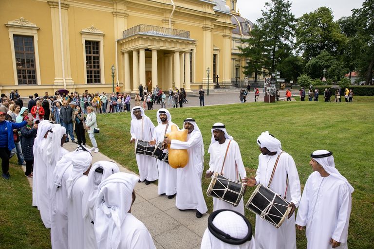 شعار أسبوع الشارقة في سانت بطرسبرج