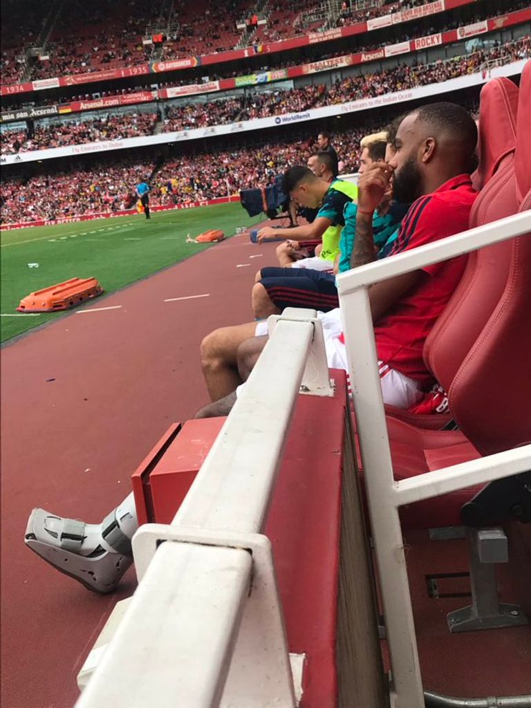 لاكازيت أثناء خروجه من المباراة