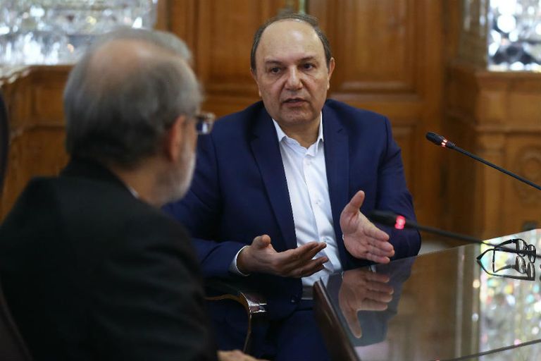  رئيس شركة خطوط الشحن البحري الإيرانية في لقاء مع رئيس البرلمان الإيراني - أرشيفية