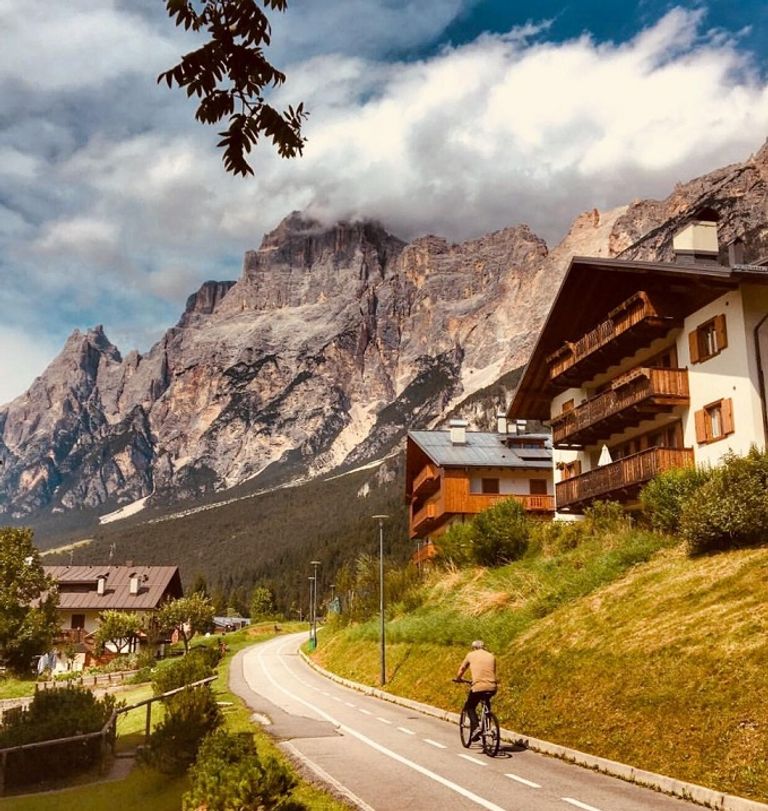 قرية كورتينا الإيطالية 