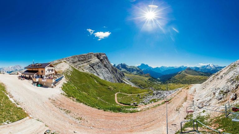 قرية كورتينا الإيطالية 