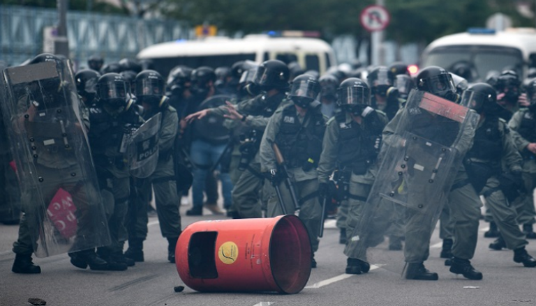 شرطة هونج كونج تتأهب لتفريق المتظاهرين - رويترز 