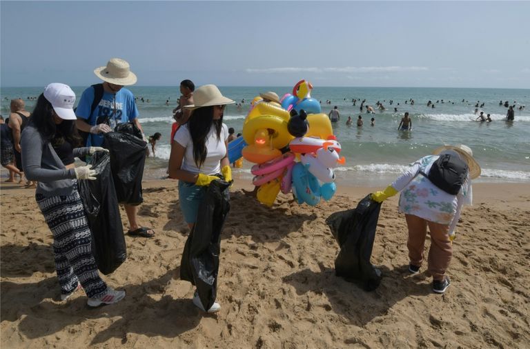 تونسيون يكابدون من أجل شواطئ نظيفة