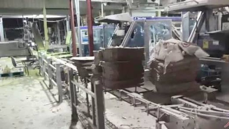 آثار قصف الحوثي لمصنع الألبان في الحديدة