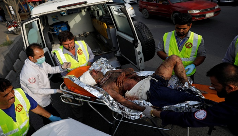 نقل أحد المصابين في الانفجار - رويترز 