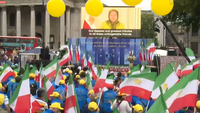 مريم رجوي خلال إلقاء كلمتها