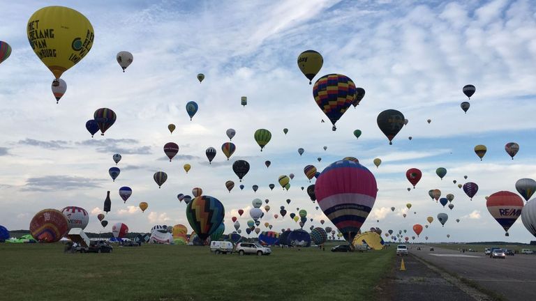 انطلاق مهرجان "مونديال إير بالون" للمنطاد الطائر