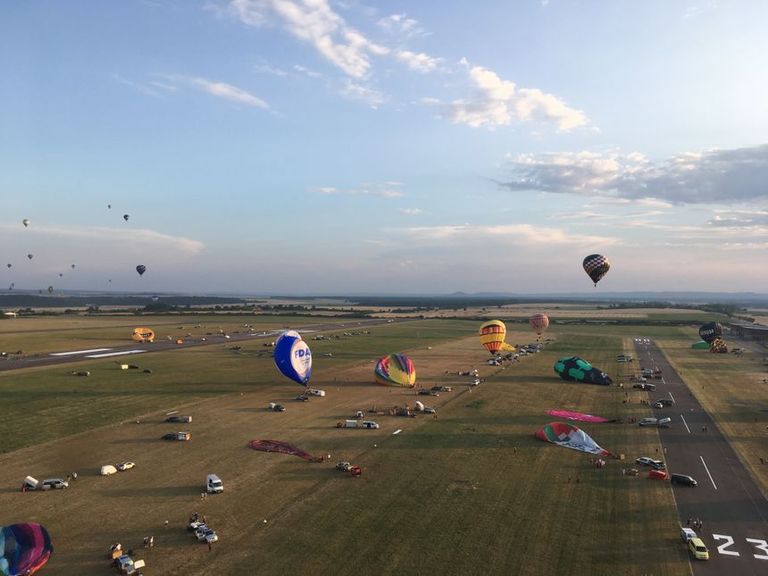 انطلاق مهرجان "مونديال إير بالون" للمنطاد الطائر