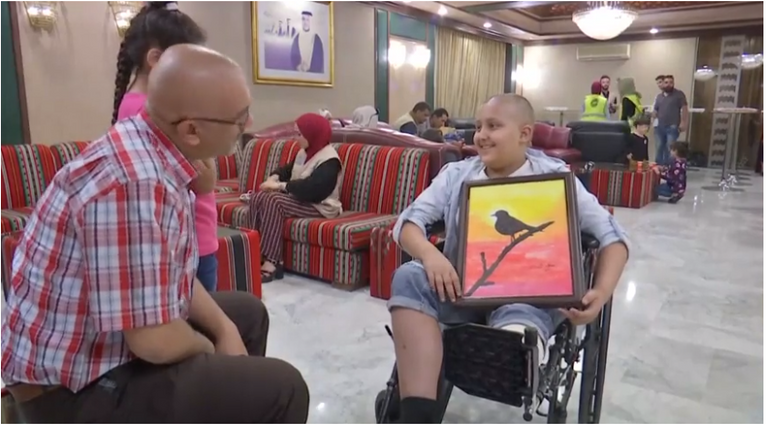 الطفل نضال أبونجم يكشف موهبته في الرسم