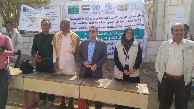 جانب من تسليم المعدات السمكية لصيادي أبين