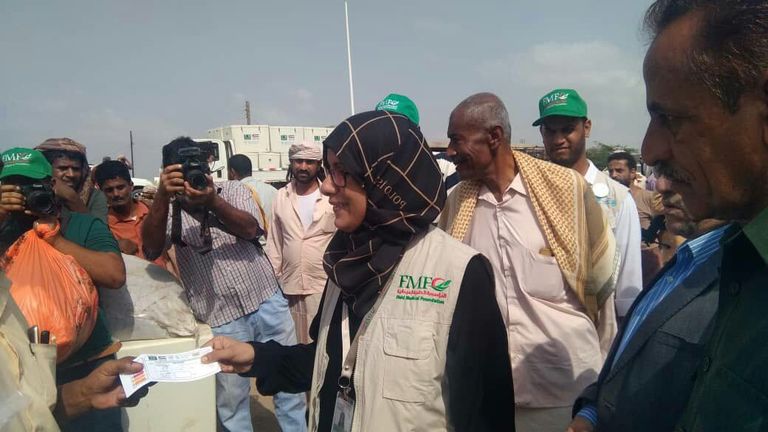 جانب من تسليم المعدات السمكية لصيادي أبين