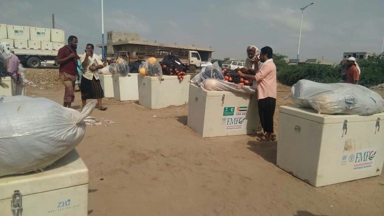 جانب من تسليم المعدات السمكية لصيادي أبين