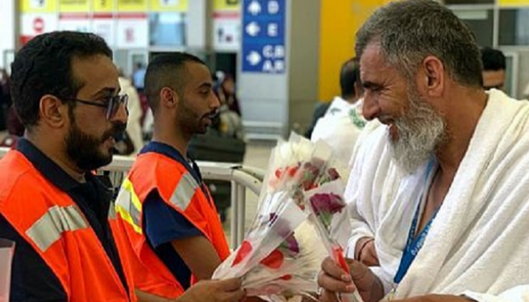 استقبال الحجاج بالورود في مطار الملك عبدالعزيز الدولي