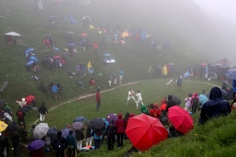 رجلان يتصارعان أعلى قمة جبل هوندشتين