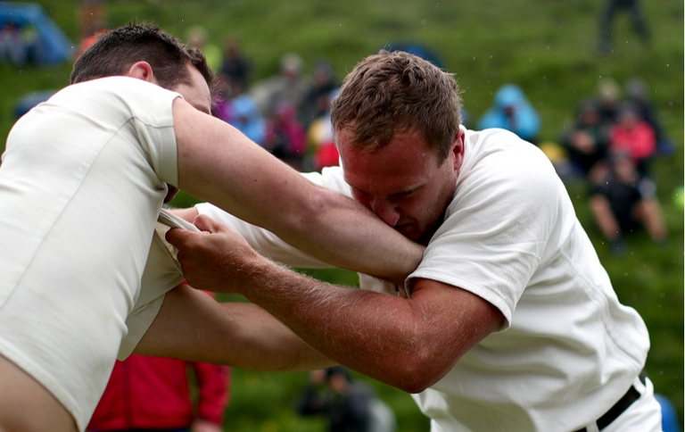 رجلان يتصارعان أعلى قمة جبل هوندشتين