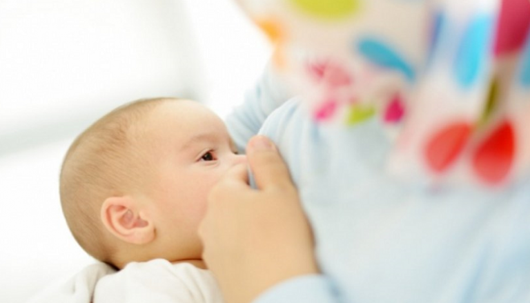 الرضاعة الطبيعية تعزز تحسين صحة الأمهات والأطفال