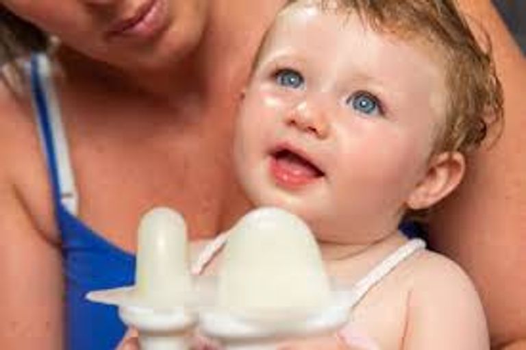 الأم مع طفلتها ممسكة بالمثلجات