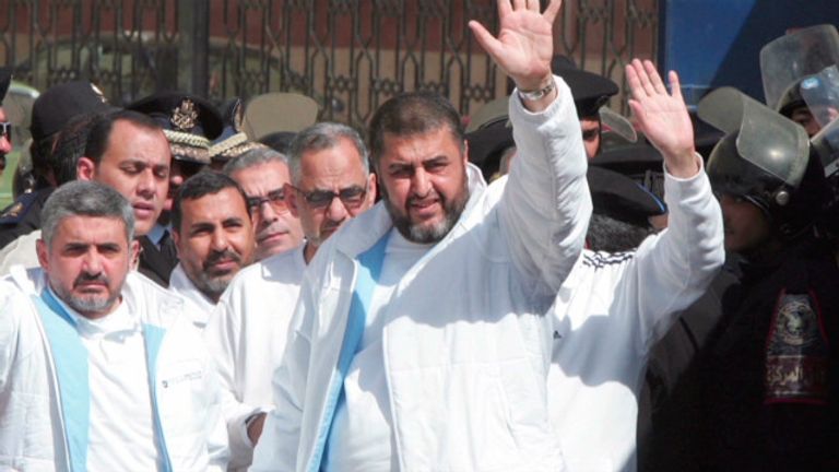 القياديان بتنظيم الإخوان الشاطر وحسن مالك وثراء من الأموال المشبوهة متظاهر يحمل لافتة تطالب بحماية مصر من إرهاب الإخوان