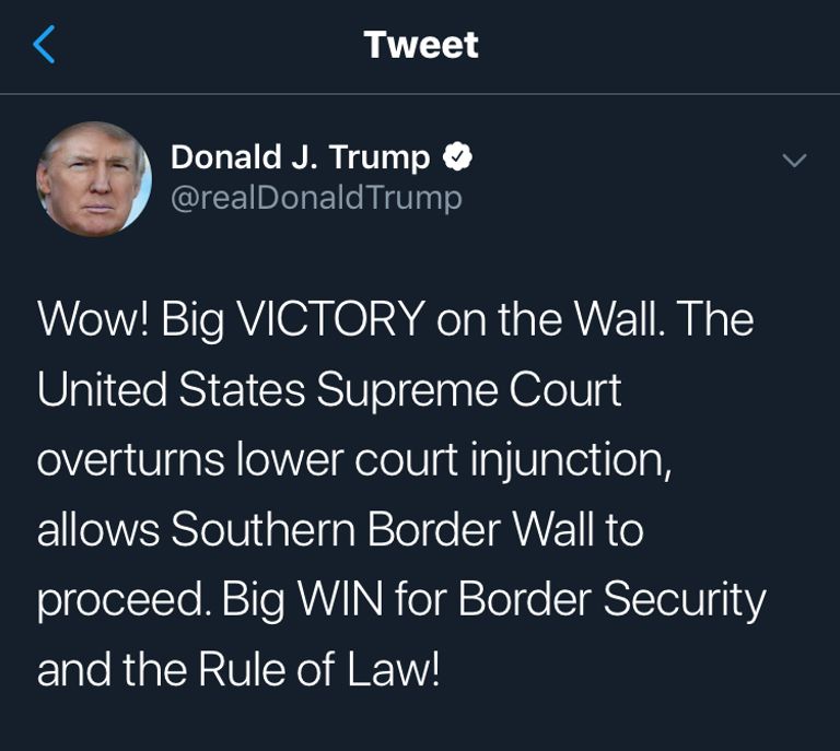 عمال بناء أمريكيون يسيرون عبر حاجز جديد على الحدود مع المكسيك