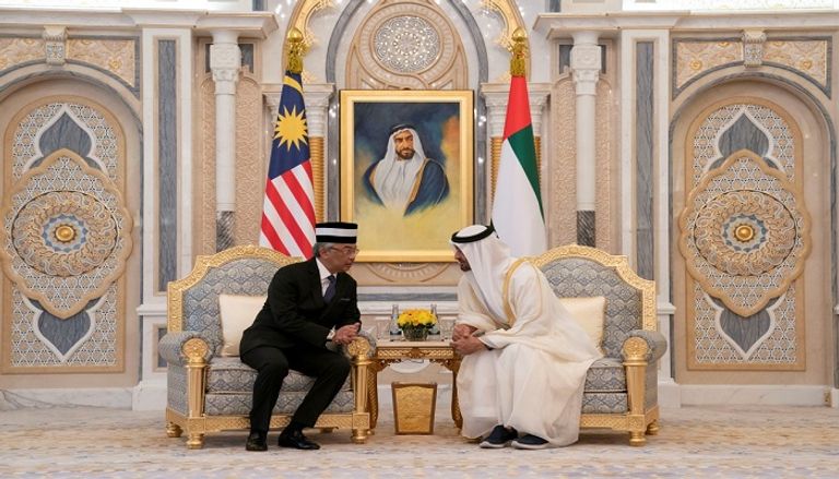ولي عهد أبوظبي خلال استقباله ملك ماليزيا في زيارة سابقة للإمارات محمد بن زايد آل نهيان خلال مشاركته في تنصيب ملك ماليزيا