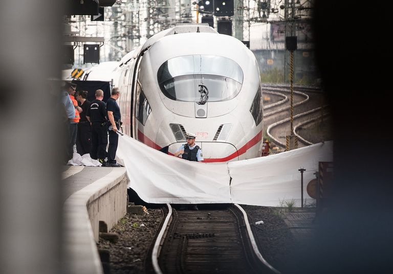 الزهور والألعاب مكان الدماء في محطة فرانكفورت