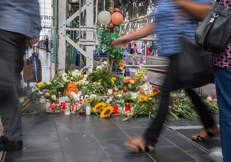 الزهور والألعاب مكان الدماء في محطة فرانكفورت